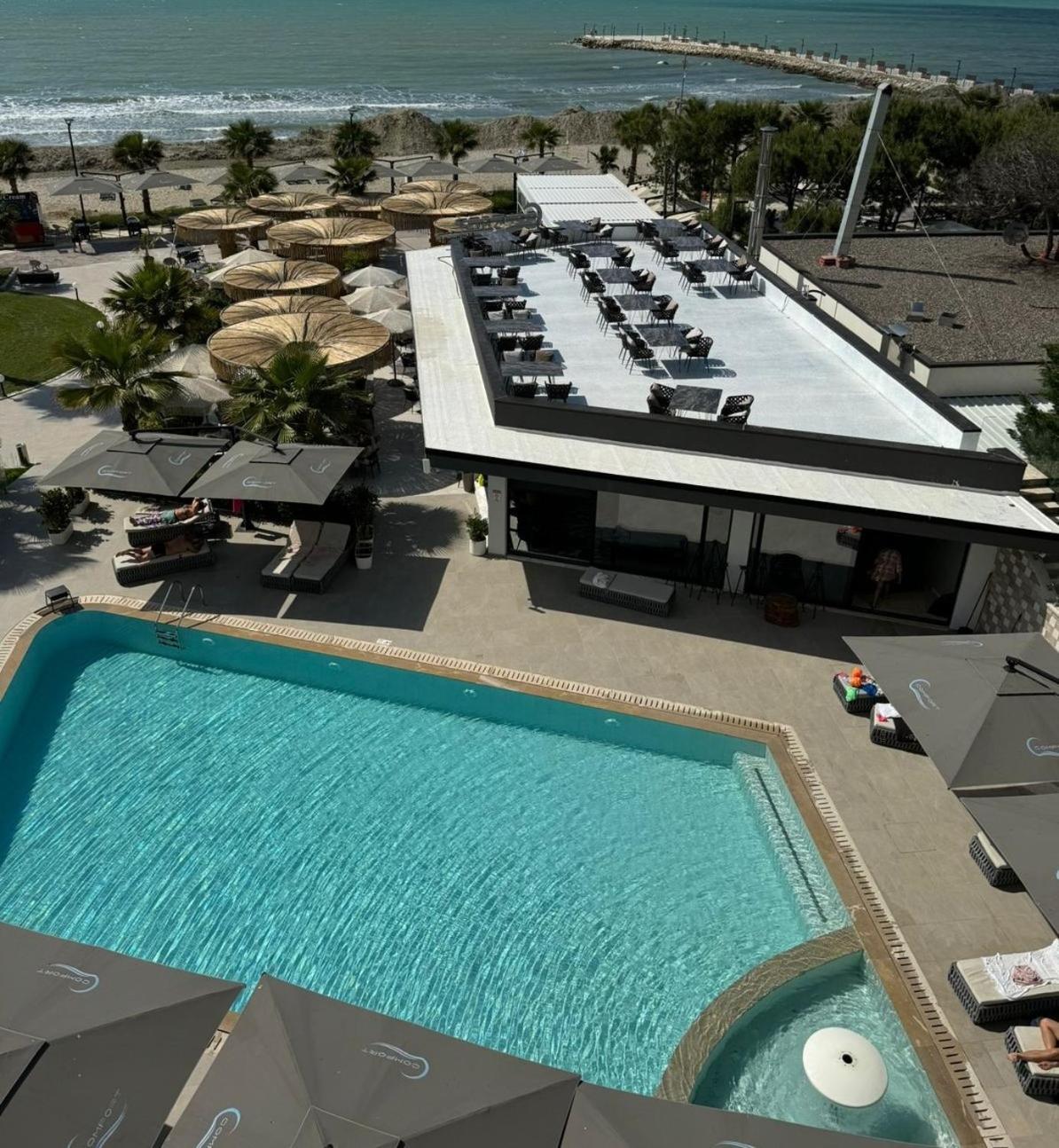 Comfort Suites Golem  Buitenkant foto